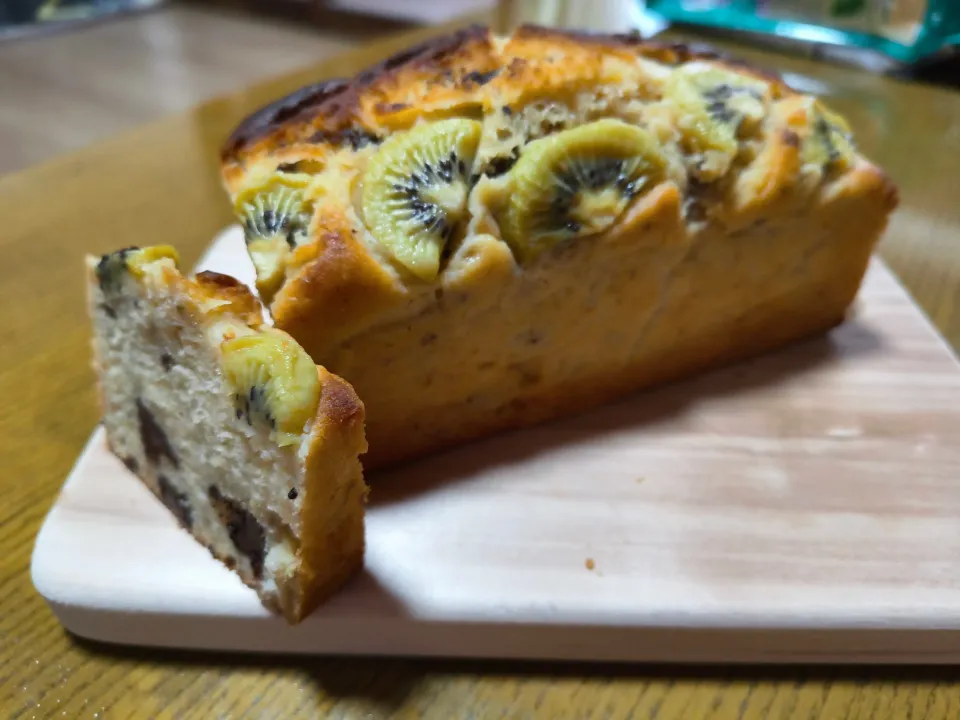 米粉で🥝キウイとバナナとチョコのパウンドケーキ🍌🍫|みよぱさん