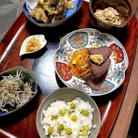 ローストビーフ　烏賊ゲソ天ぷら　じゃことわかめのサラダ　200回以上混ぜた納豆😛　手作りなめたけ　豆ご飯|チャコイブさん