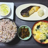 今日の朝ごはん（十五穀ごはんに銀だらの西京漬、納豆、ぶなしめじとわかめと卵のみそ汁、漬物・葉唐きゅうり）|Mars＠釜飯作り研究中さん