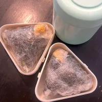 今日はおにぎりと味噌汁だけ。おにぎりにはソーセージ卵野菜が入ってる。味噌汁は小松菜と豆腐。|hanakoさん