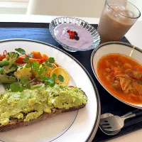 おはよう❤️アボカドがなかなかスライスできないなぁ。いつも惜しいのょ😆|Mayoさん