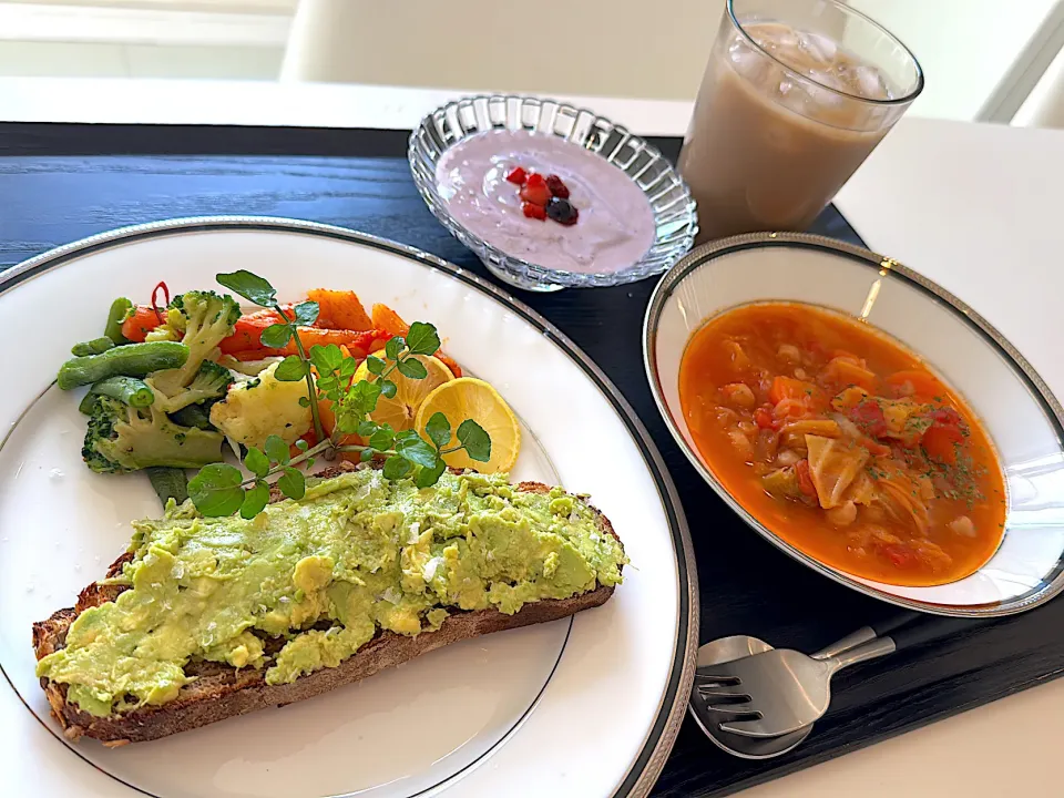 おはよう❤️アボカドがなかなかスライスできないなぁ。いつも惜しいのょ😆|Mayoさん