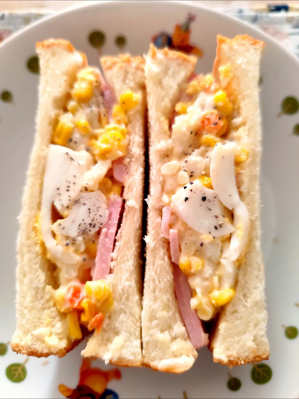 市販の卵ポテサラ使ってハム、コーンとサンドイッチ|m.rafuさん