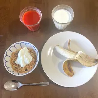 今日の朝ご飯　いつもの牛乳とトマトジュースに加え、はやとの朝ご飯用に買ってあったフルグラとヨーグルトとバナナ。昨日、はやとが藤沢に帰りましたが、はやとが帰った後の朝ご飯はしばらくははやとが残していった残飯処理です。|なびさん