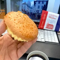 今日の昼ご飯　「横浜十番館」さんのブラフマドレーヌ　パントリーに置いてあったお菓子（恐らく社長がお得意様からいただいたもの）を一個失敬しちゃいました|なびさん