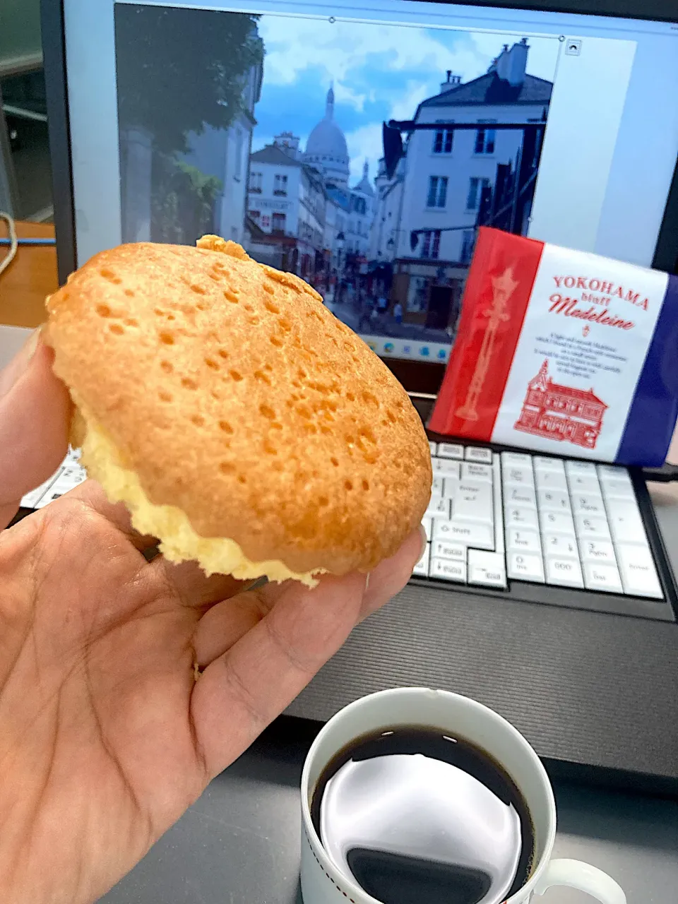 今日の昼ご飯　「横浜十番館」さんのブラフマドレーヌ　パントリーに置いてあったお菓子（恐らく社長がお得意様からいただいたもの）を一個失敬しちゃいました|なびさん