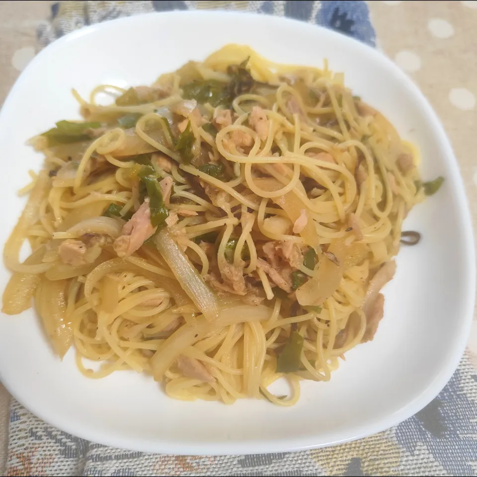 ツナ玉ねぎかぶの葉のパスタ(塩昆布、絹しょうゆ、にんにくチューブ、チューブバター、酒、粗挽き黒胡椒)|m.rafuさん