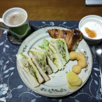 トーストサンドイッチ、クロワッサンとポン・デ・リングみたいなパン、沢庵、ホットコーヒー、アップルシナモンジャム入りヨーグルト(朝ご飯)|enarinさん