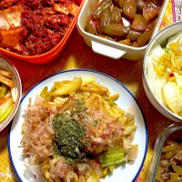 焼きうどん　漬物色々　茎ワカメの佃煮　白菜キムチの梅ジュースの代わりにきびオリゴ使用|4jinoanataさん