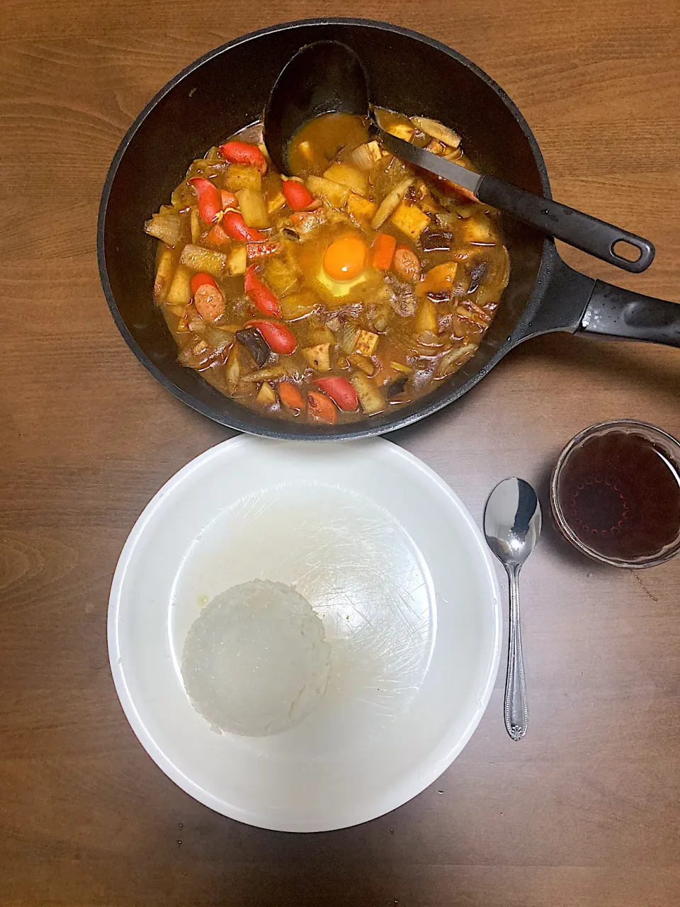 今日の晩ご飯　根菜と赤ウインナーの八丁味噌入りカレー・生卵落とし　以前、岡崎の八丁味噌蔵「カクキュー」さんに味噌蔵見学にいった際、食堂「岡崎カクキュー八丁村」さんで昼ご飯を食べましたが、その時は味噌カツやこんにゃく串をいただいたのですが、八丁味噌入りカレーというメニューがあり、ずっと気になっていました。|なびさん