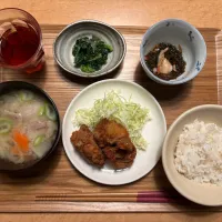 豚汁、カニカマ入りもずく、唐揚げ、ほうれん草のおひたし| ゆきさん