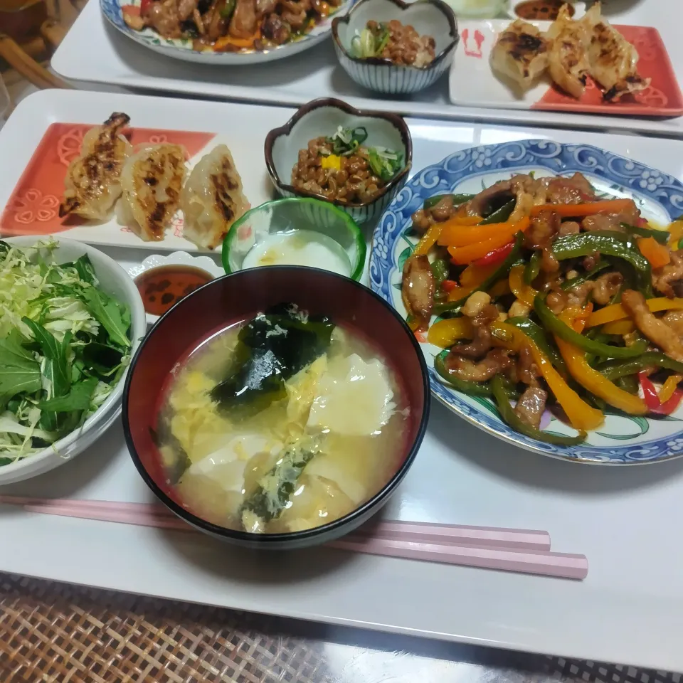 息子が残り物で作ってくれた餃子🥟とチンジャオロースの定食です✨😊|rikako♪。.:＊さん