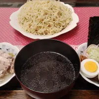 飯田商店のつけ汁でつけ麺                                         先日の丸鶏の鳥白湯風でスープ割