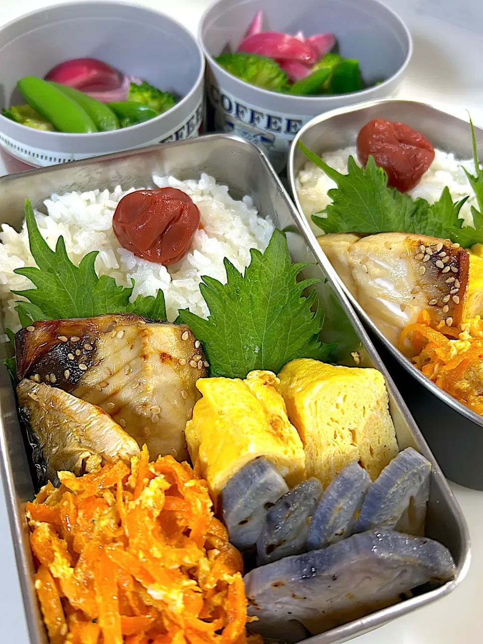 鯖の塩焼き　だし巻き玉子　人参しりしり🥕レンコンのトリュフソルト焼き　ブロッコリー🥦スナップエンドウ🫛紫玉ねぎマリネ🟣|まゆさん