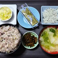 今日の朝ごはん（十五穀ごはんにしらす干し、味付け海苔、納豆、かぶのみそ汁、漬物・葉唐きゅうり）|Mars＠釜飯作り研究中さん