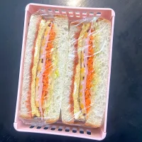 卵ハムチーズ野菜サンドイッチ1人分。ピーマンないから彩りがイマイチ。|hanakoさん