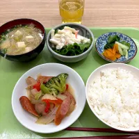 寮の朝ごはん😋ウインナーと野菜の炒め物|すかラインさん