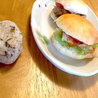 旦那さん出張お弁当🩵照り焼きチキンバーガーと塩昆布おかか蜂蜜南高梅おにぎり。| さくたえさん