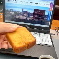 今日の昼ご飯　「ミッシェル・ブラン」さんのケークキャラメル　社長がお得意様からいただいたお菓子を社長秘書からおさがりしてもらいました。| なびさん