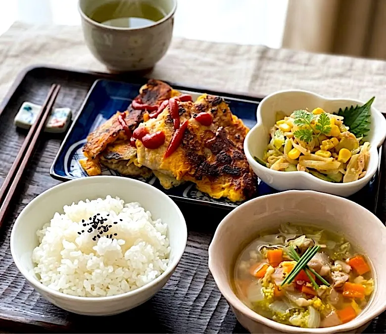 豚肉のピカタ、具沢山コンソメスープ、とうもろこしとキャベツのサラダ、ご飯|caoさん