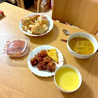 スパイスチキンカレー、ヤンニョムチキン、オープンオムレツ、バケット、キムチ、コーンスープ|くろーぶやんさん