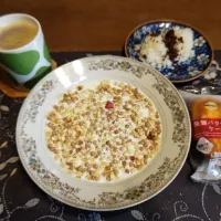 Calbeeフルグラ、発酵バター香るケーキ、ふりかけご飯、ホットコーヒー(朝ご飯)|enarinさん