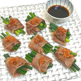 Snapdishの人気料理写真:【黒毛和牛A5ランクを仲卸から仕入れてきました🎯】脂乗り最高！ブリスケの焼きしゃぶ😋