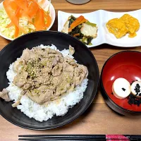 豚肉と豆苗の醤油炒め丼✨