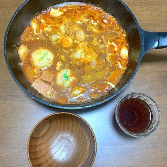 Snapdishの人気料理写真:今日の晩ご飯　辛ラーメンのスープを使ったおこしもの入りスパムと根菜のチゲ鍋・たっぷりのとろけるチーズと生卵のせ