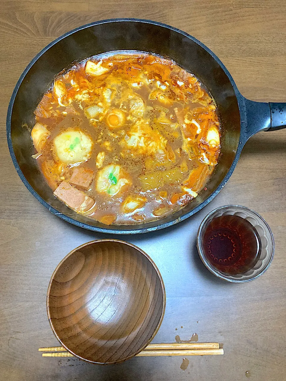 今日の晩ご飯　辛ラーメンのスープを使ったおこしもの入りスパムと根菜のチゲ鍋・たっぷりのとろけるチーズと生卵のせ|なびさん