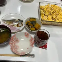 晩御飯☆南瓜のそぼろ煮☆サラダ☆鯖☆インスタント味噌汁|Saharaさん