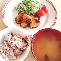 2026 0307　ピーマンの肉詰め　サラダ　なめことわかめのお味噌汁|いもこ。さん