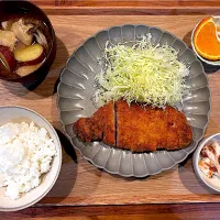 夜ご飯(トンカツ、山芋の梅和え、さつまいもときのこの味噌汁、デコポン)| cocomikaさん