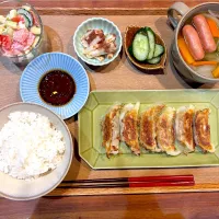 夜ご飯(餃子、マカロニサラダ、きゅうりの浅漬け、山芋の梅和え、野菜とウインナーのスープ)|cocomikaさん