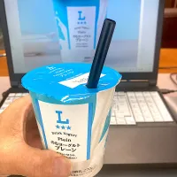 今日の昼ご飯　ローソンの「飲むヨーグルト プレーン」　一昨日、昨日と２日連続して社長何お得意様からもらったお菓子をいただきましたが、さすがに飽きてきたので、今日は昼ご飯の定番「飲むヨーグルト」にしました。| なびさん