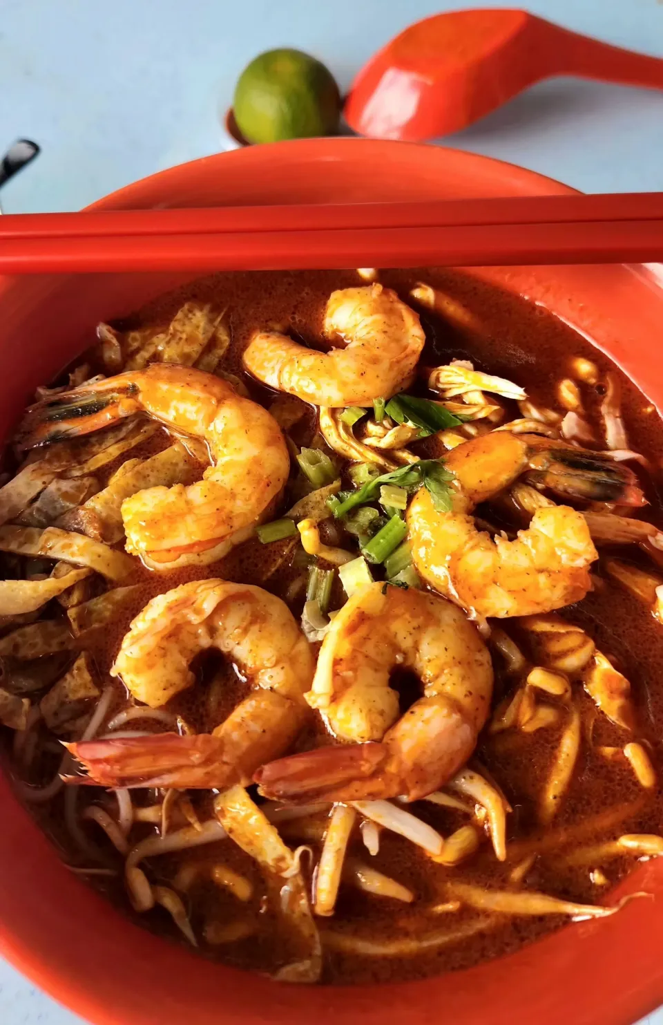 Sarawak laksa is a famous noodle soup originating from Kuching, Sarawak. Made from a sambal shrimp paste, coconut milk, served with vermicelli, shredded chicken|HeyJudeさん