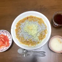 今日の晩ご飯　ペペロンチーノ・しらすおろしのせ、トマトサラダ、野菜とけこむポタージュ（クノールカップスープ）　しらすのペペロンチーノ・大根おろしのせにするか迷いましたが、あっさり食べたかったので、ペペロンチーノはオリーブオイルとにんにくを控えめに醤油をたらして和風に仕立て、しらすどっさり、大根おろしどっさり、おろし生姜ちょびっとのせました。|なびさん