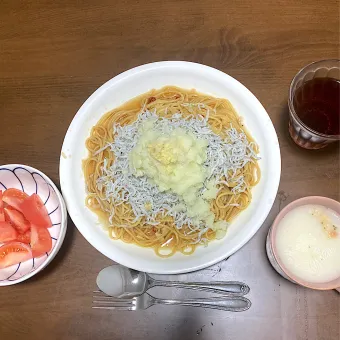 Snapdishの人気料理写真:今日の晩ご飯　ペペロンチーノ・しらすおろしのせ、トマトサラダ、野菜とけこむポタージュ（クノールカップスープ）　しらすのペペロンチーノ・大根おろしのせにするか迷いましたが、あっさり食べたかったので、ペペロンチーノはオリーブオイルとにんにくを控えめに醤油をたらして和風に仕立て、しらすどっさり、大根おろしどっさり、おろし生姜ちょびっとのせました。