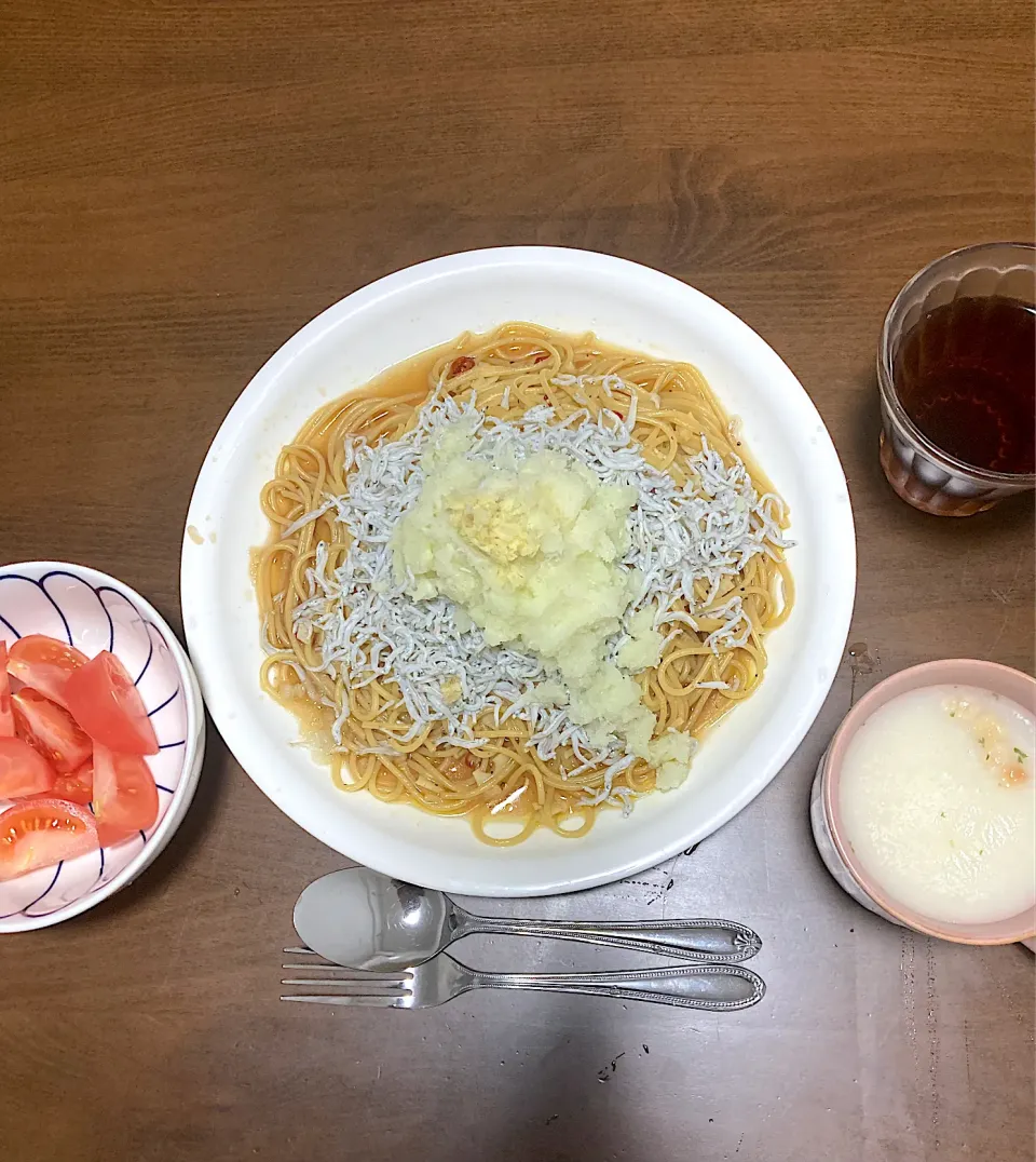 今日の晩ご飯　ペペロンチーノ・しらすおろしのせ、トマトサラダ、野菜とけこむポタージュ（クノールカップスープ）　しらすのペペロンチーノ・大根おろしのせにするか迷いましたが、あっさり食べたかったので、ペペロンチーノはオリーブオイルとにんにくを控えめに醤油をたらして和風に仕立て、しらすどっさり、大根おろしどっさり、おろし生姜ちょびっとのせました。|なびさん