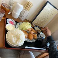 学校休みの長男と外ランチ。長男は海鮮フライ定食。|Saharaさん