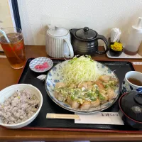 母のはご飯小盛りで十六穀米に変更。トンテキ定食|Saharaさん