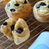 黒豆とクリームチーズ入りのロールパン