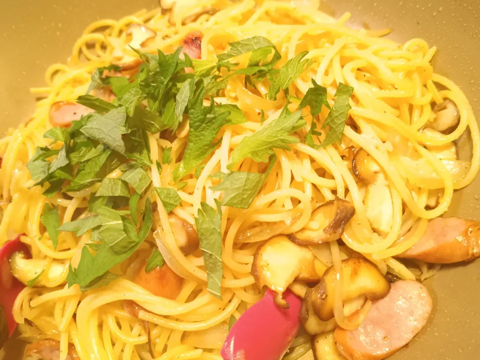 しいたけとソーセージと大葉のペペロンチーノ|めぐさん