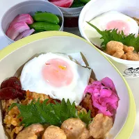 ビビンバ丼　海老スイチリソース　目玉焼き🍳ブロッコリー🥦スナップエンドウ🫛紫玉ねぎマリネ🟣|まゆさん