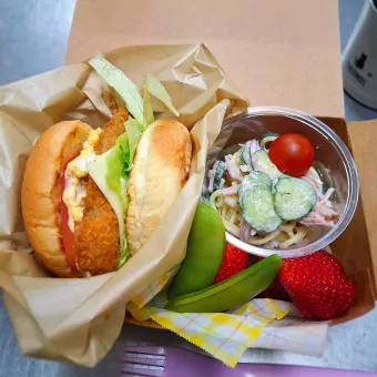 Snapdishの人気料理写真:︎🌟アジフライバーガー弁当︎🌟