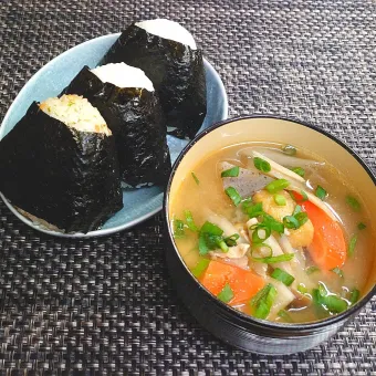 Snapdishの人気料理写真:3種のおにぎり＆豚汁でムスコの朝ごはん