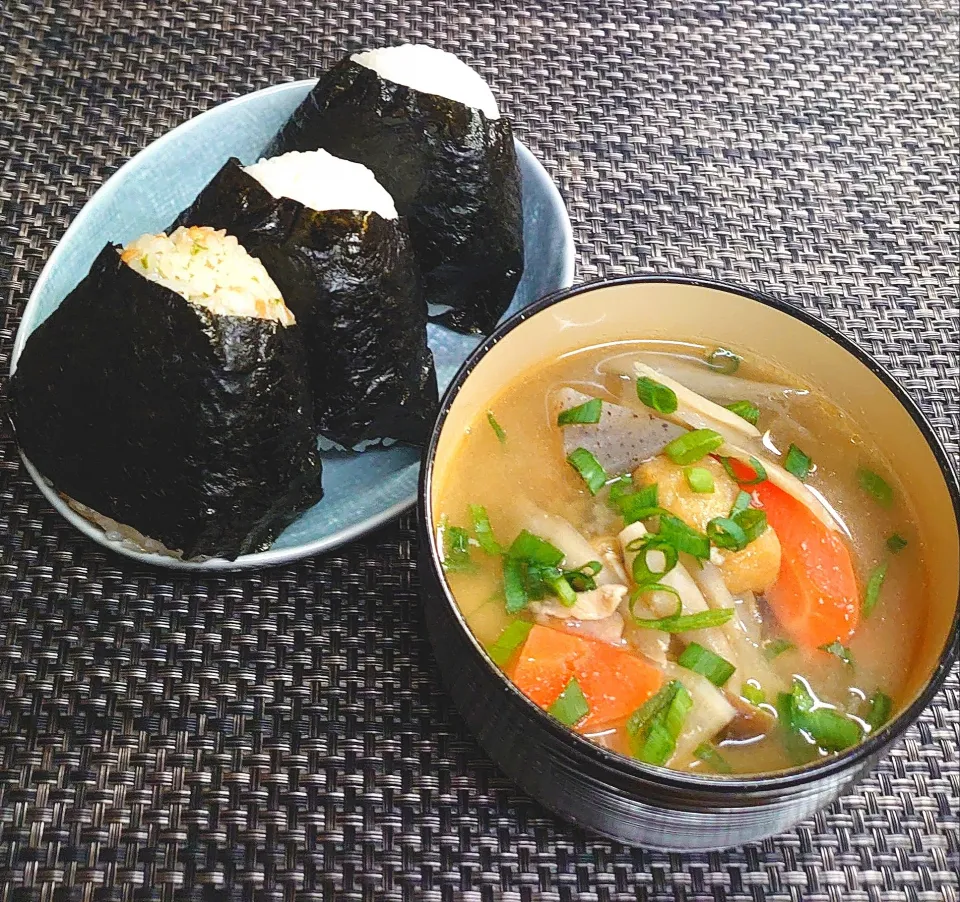 3種のおにぎり＆豚汁でムスコの朝ごはん|からあげビールさん