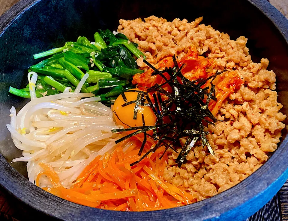 義務投稿①  今日の丼好きランチは                          大豆のお肉で「七色石焼きビビンバ」|mottoさん