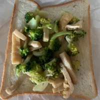 ブロッコリーの煮物トースト|そらまめさん