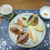 レーズンロールパントーストサンドイッチ、もっちり牛乳ロールパン、沢庵、ホットコーヒー、アップルシナモンジャム入りヨーグルト(朝ご飯)|enarinさん